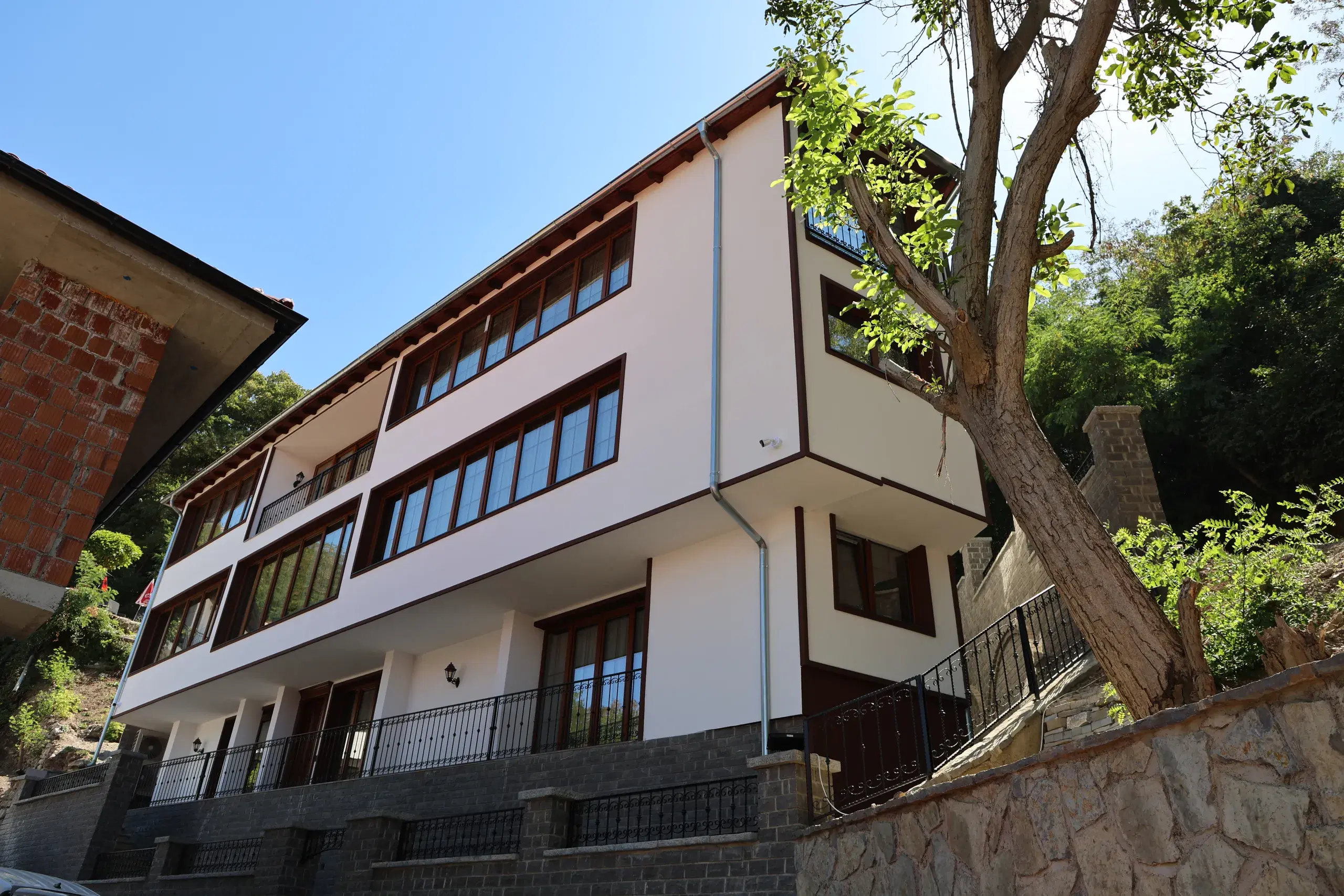 The facade of Hotel Nenkalaja
